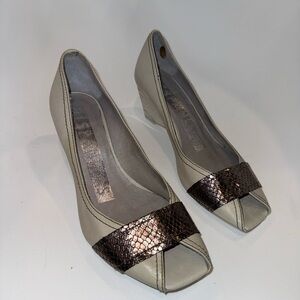 Hispanitas. Chic Cream and Brown Wedge Shoes with Comfort